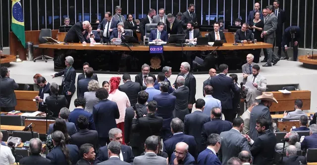 Imagem ilustrativa da notícia Câmara aprova durante a madrugada PL que reduz pena de Bolsonaro