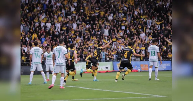 Imagem ilustrativa da notícia Criciúma vence Chape com gol de Nicolas e muita polêmica no VAR