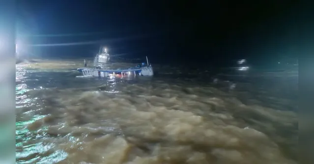 Imagem ilustrativa da notícia Barco com duas mil latas de açaí naufraga em cidade do Marajó