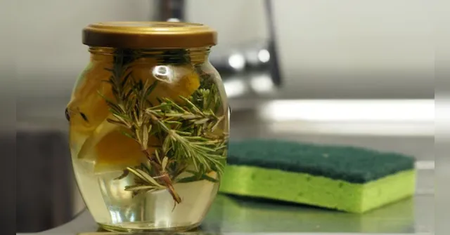 Imagem ilustrativa da notícia Vinagre e Alecrim: aprenda a fazer a mistura que deixa a casa limpa