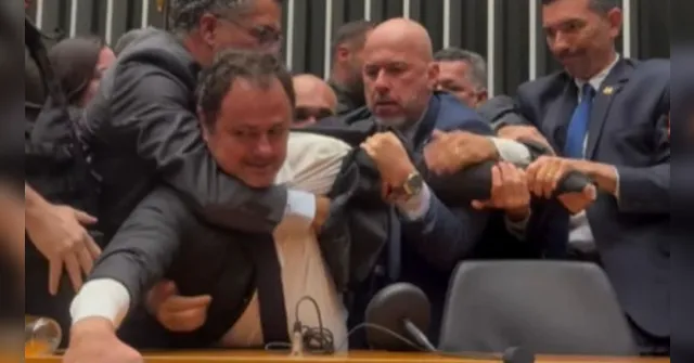 Imagem ilustrativa da notícia Câmara volta atrás e suspende Glauber Braga por seis meses