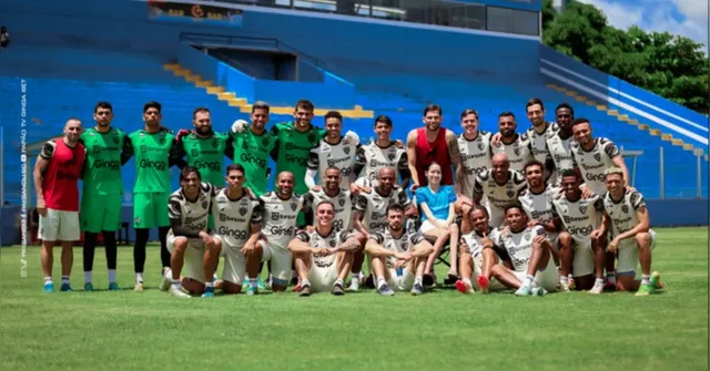 Imagem ilustrativa da notícia Na Curuzu, torcedora tem dia especial com elenco do Paysandu