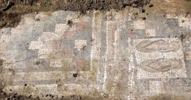 Imagem ilustrativa da notícia Mosaico milenar revela “chinelos” da Roma Antiga