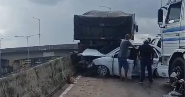 Imagem ilustrativa da notícia Vídeo: engavetamento causa lentidão em elevado de Belém