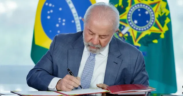 Imagem ilustrativa da notícia Lula sanciona lei que amplia isenção do IR para R$ 5 mil