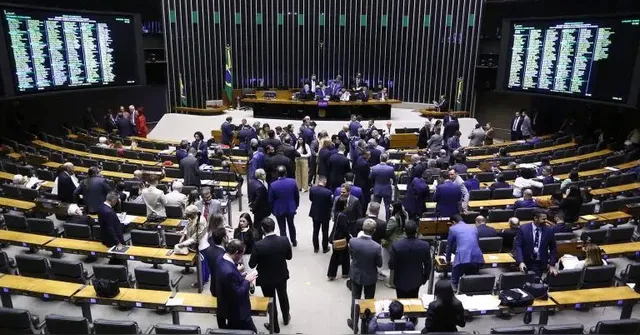 Imagem ilustrativa da notícia Câmara aprova PEC da Blindagem; entenda o que pode mudar para parlamentares 