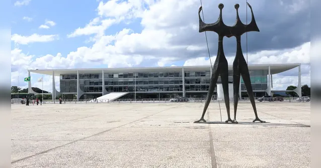 Imagem ilustrativa da notícia Homem é preso por ameaçar explodir Praça dos Três Poderes