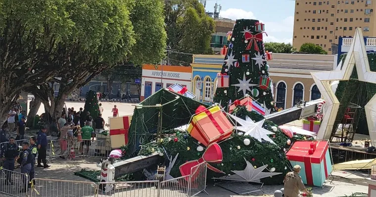 Imagem ilustrativa da notícia Guindaste tomba e mata um durante montagem natalina 