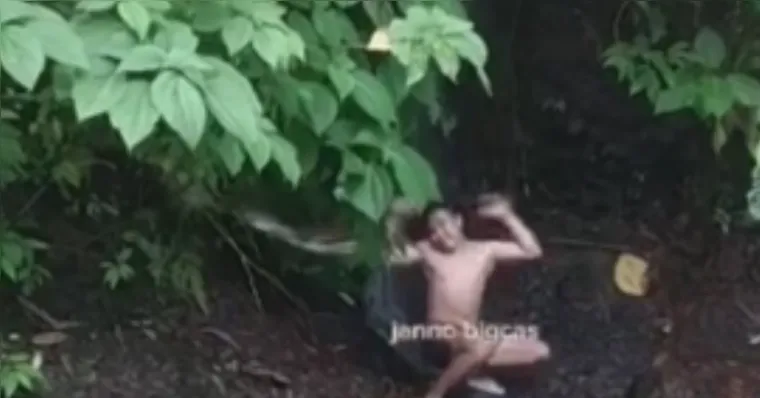 Imagem ilustrativa da notícia Vídeo: cobra gigante ataca homem durante banho de rio