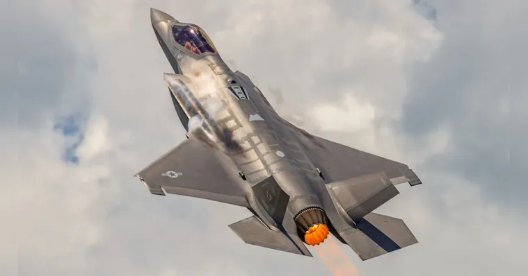 Imagem ilustrativa da notícia Trump envia caças F-35 e aprofunda crise com a Venezuela