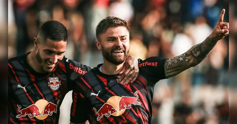 Imagem ilustrativa da notícia Com gols relâmpagos, Bragantino vence Fluminense no Brasileirão