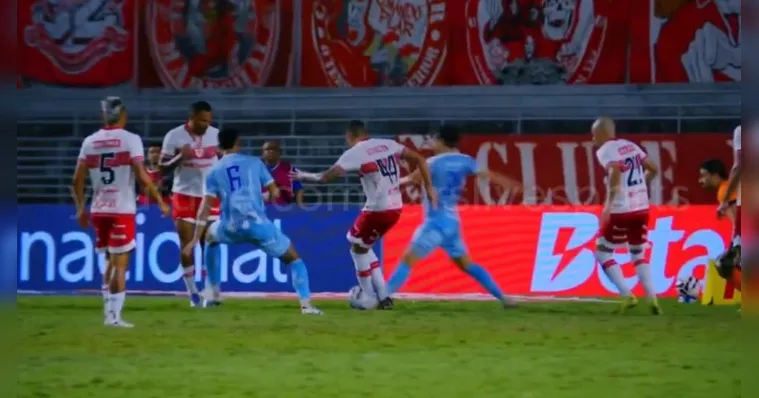 Imagem ilustrativa da notícia ASSISTA: Análise do VAR escancara lance polêmico do Paysandu