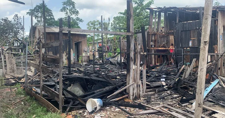 Imagem ilustrativa da notícia VÍDEO: incêndio destrói duas casas de madeira em Belém