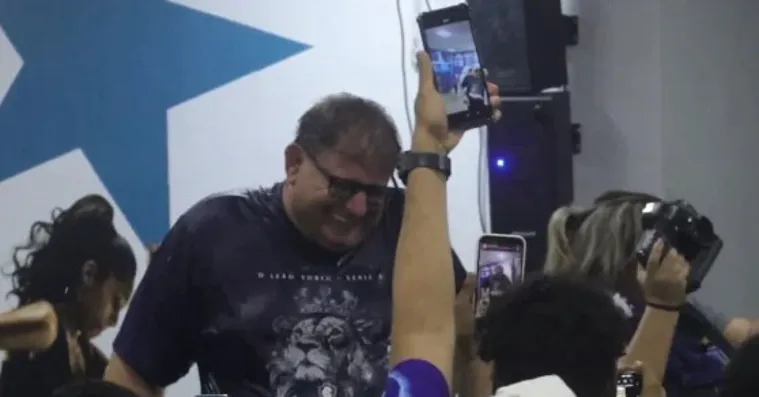 Imagem ilustrativa da notícia Guto Ferreira exalta força emocional e energia da torcida do Remo