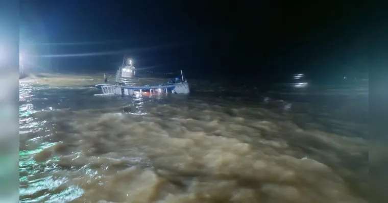 Imagem ilustrativa da notícia Barco com duas mil sacas de açaí naufraga em cidade do Marajó