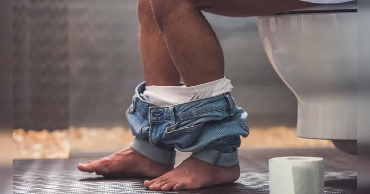 Imagem ilustrativa da notícia Fazer xixi sentado é a melhor opção para homens? Entenda