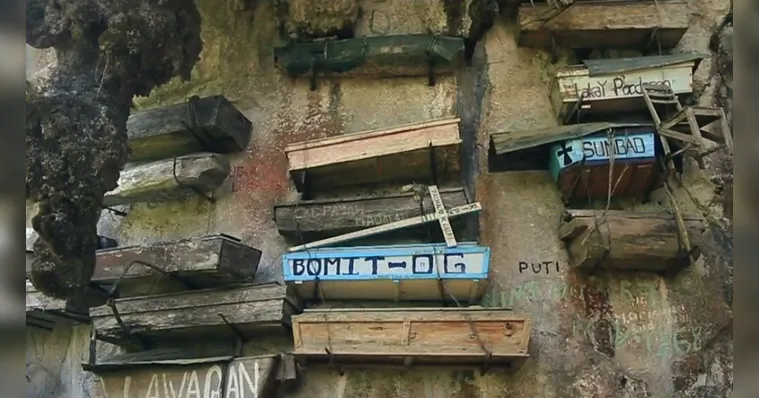 Imagem ilustrativa da notícia De onde vem a tradição dos caixões pendurados na China? Entenda