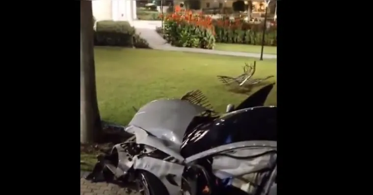 Imagem ilustrativa da notícia Vídeo: carro de luxo colide contra muro e invade igreja na Centenário