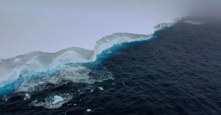 Imagem ilustrativa da notícia Iceberg maior que a cidade de São Paulo começa a derreter no Atlântico