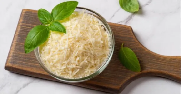 Imagem ilustrativa da notícia Jamais compre queijo ralado no supermercado. Veja o motivo!