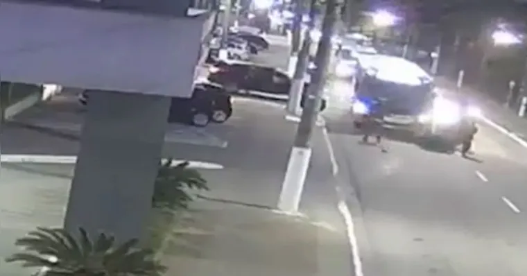 Imagem ilustrativa da notícia Mulher relata baleamento de filha e neto em execução de ex-delegado