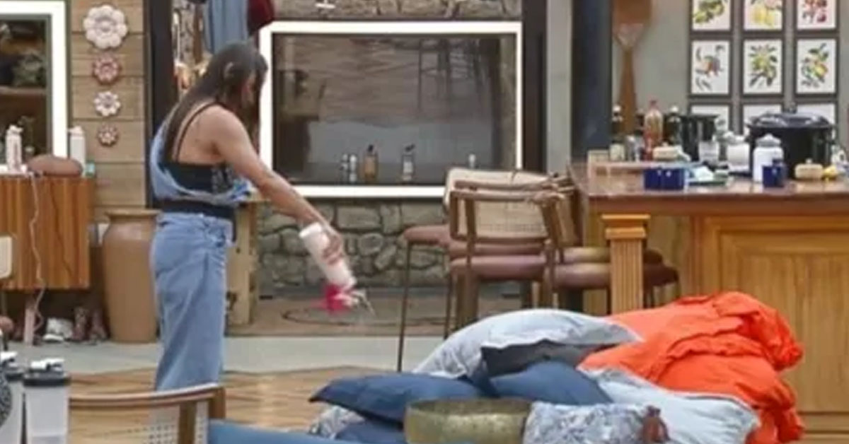 A Fazenda 17: Yoná molha roupas dos peões após ser barrada de festa