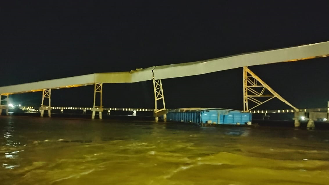 Vídeo: barcaça com grãos se solta e atinge pilar de galeria em Barcarena