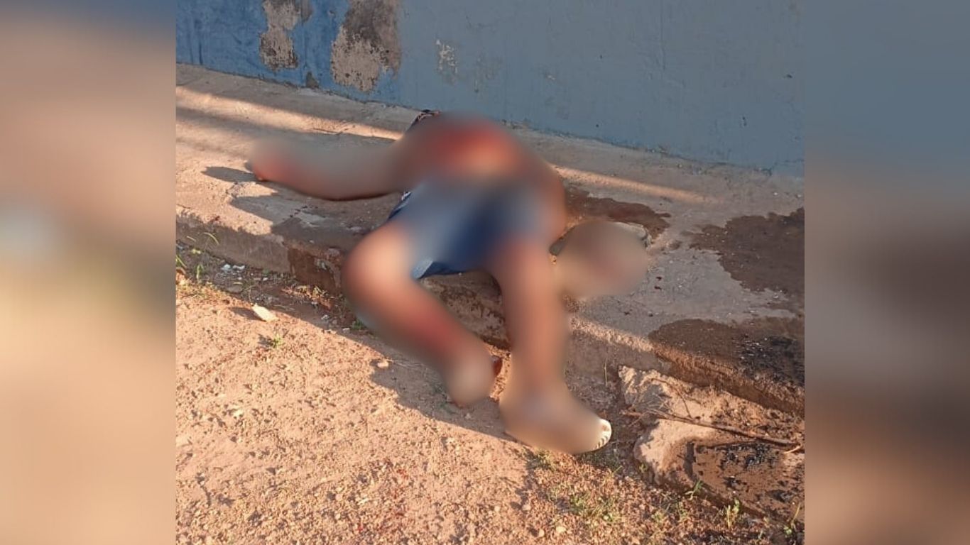 O crime aconteceu dentro da casa de uma mulher que afirmou ser amiga da suspeita, onde também presenciou parte do ocorrido.