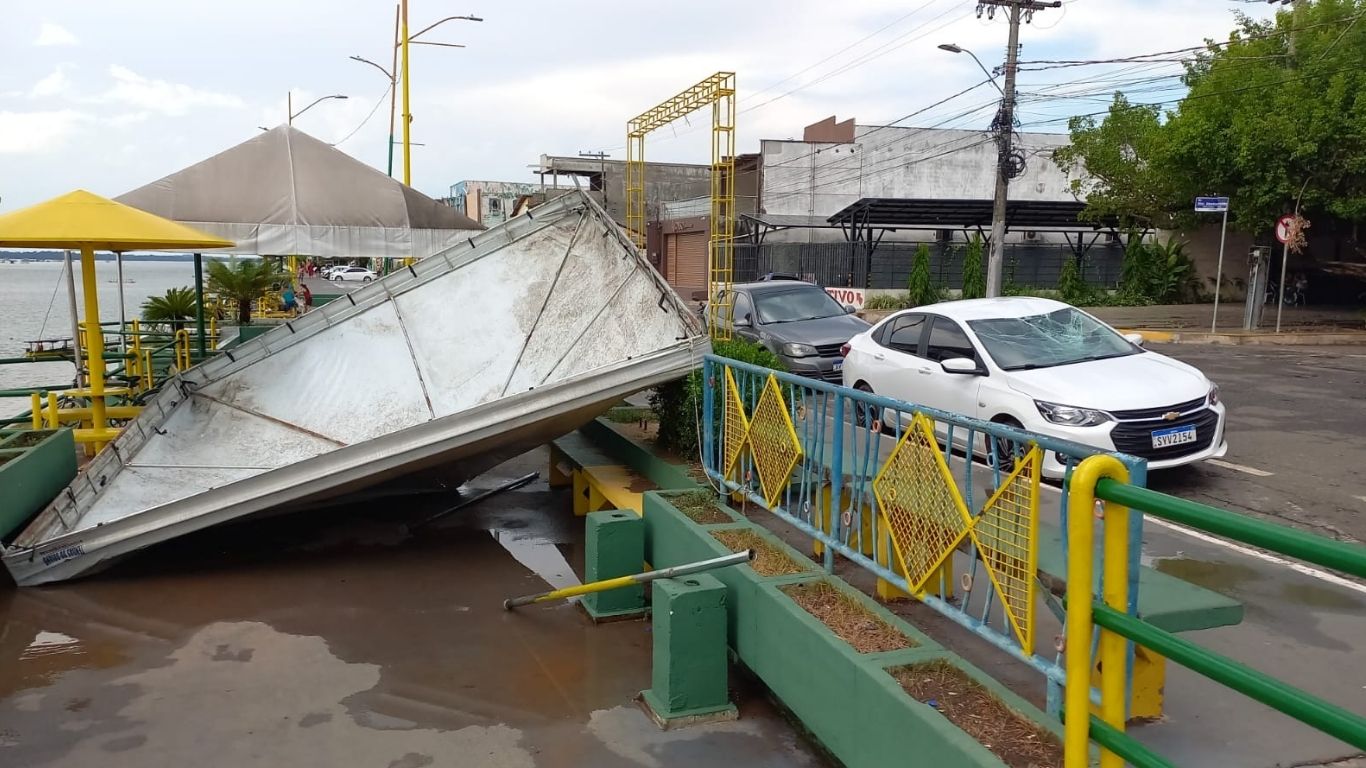 A chuva veio acompanhada de ventania forte, que derrubou árvores, destelhou prédios, danificou fachadas e alagou ruas, assustando moradores.
