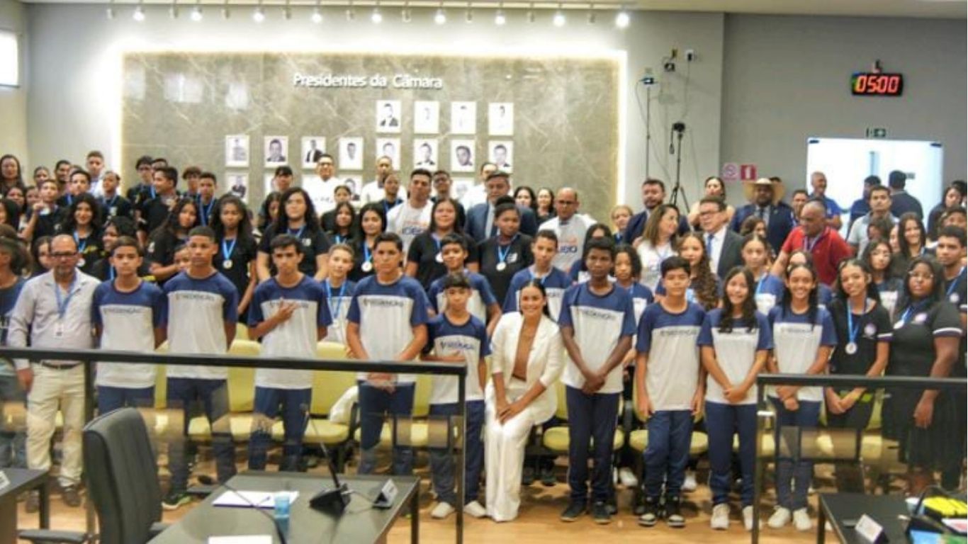 A sessão solene foi marcada por emoção e entusiasmo, refletindo o reconhecimento ao empenho de alunos e profissionais que contribuem para o avanço da educação em Redenção.