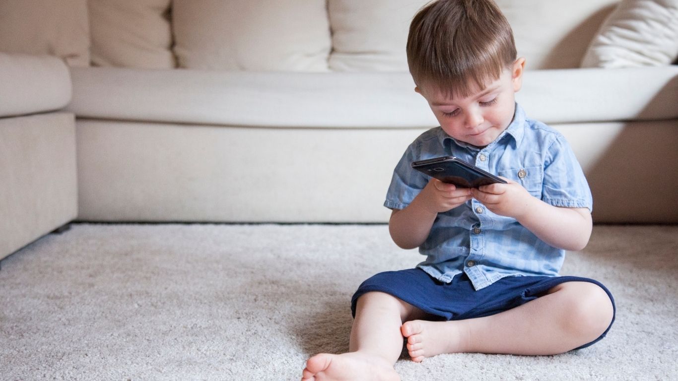Uso intenso de redes prejudica memória e leitura infantil