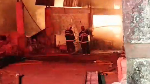 Incêndio de grandes proporções atinge galpão em Ananindeua
