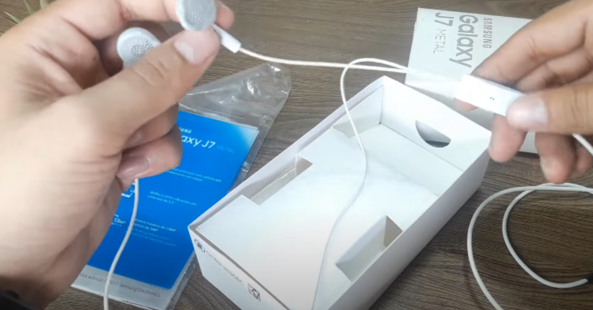 Por que alguns fones têm um fio maior que o outro? Entenda