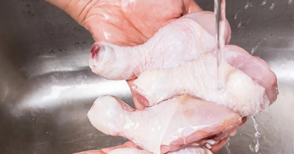 Lavar o frango antes de cozinhar pode matar; veja o porquê