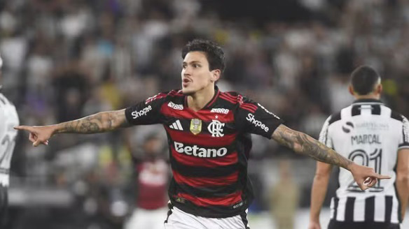 Flamengo vence Botafogo e segue na caça ao líder Palmeiras