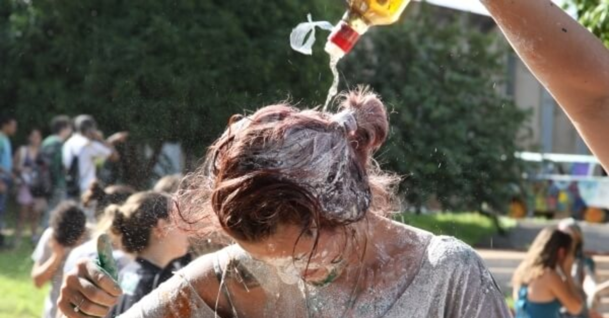 O trote universitário é um ritual de iniciação para os calouros, recém-aprovados no vestibular.
