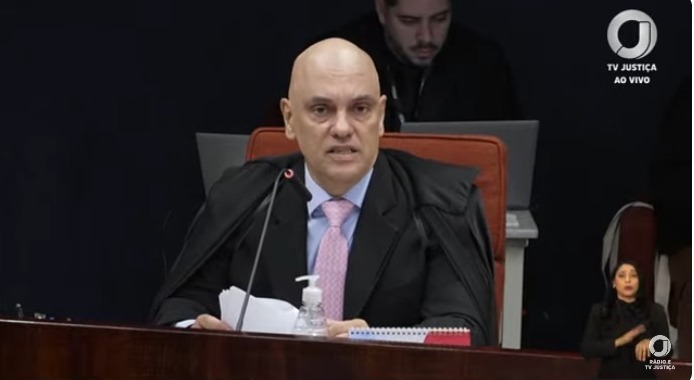 Os réus não compareceram ao julgamento, mas as defesas acompanham a sessão diretamente no plenário da Primeira Turma