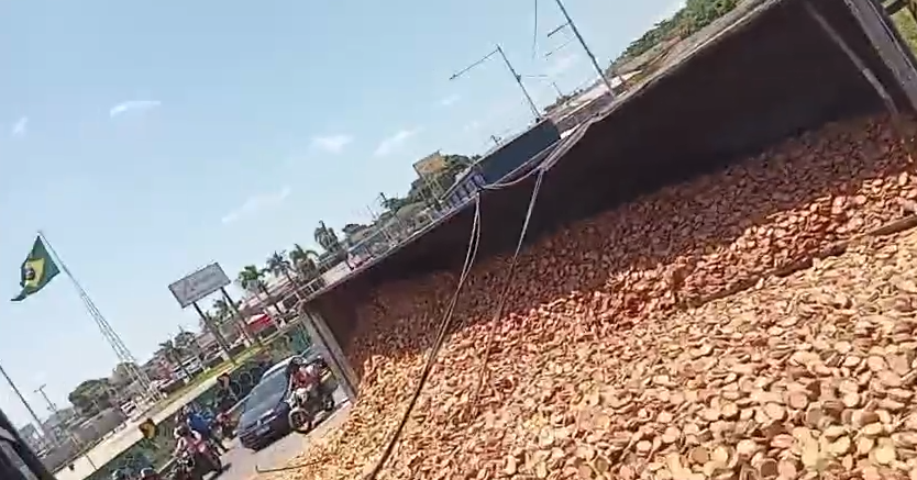 Vídeo: carreta tomba no elevado da Independência em Belém