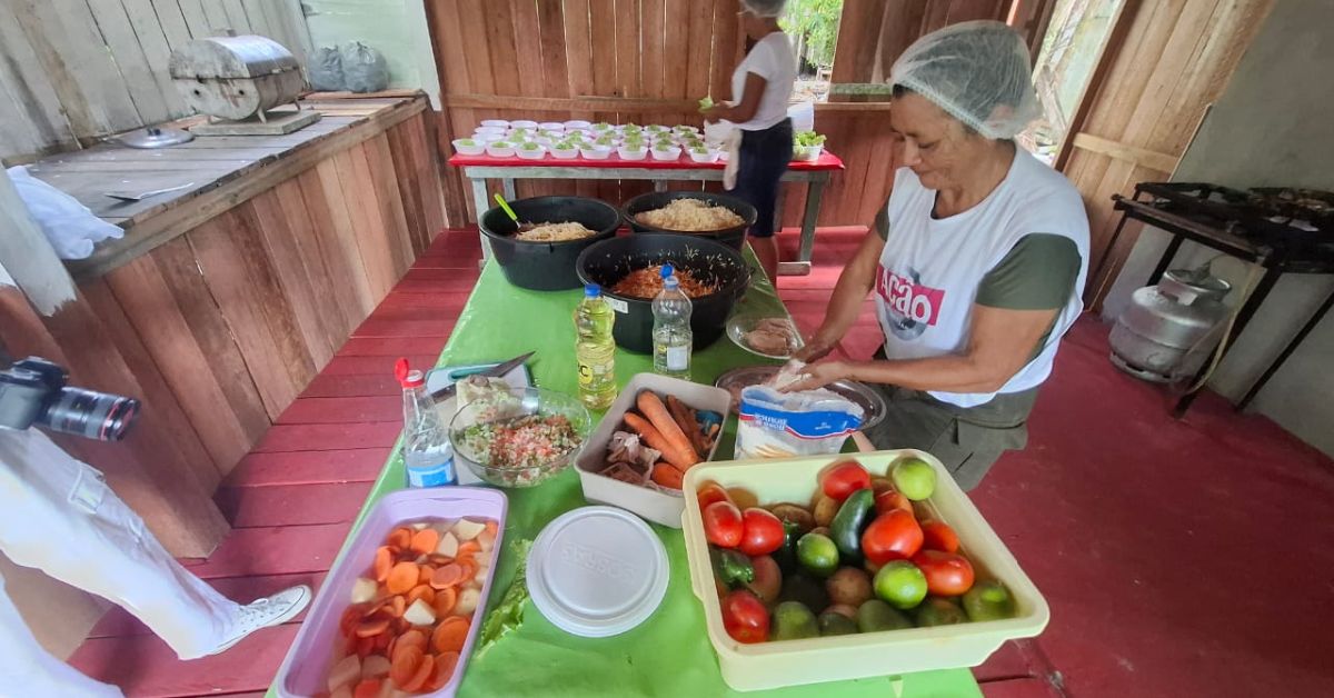 Em meio à crise alimentar e climática, mulheres ribeirinhas do Combu garantem dignidade e alimento às comunidades das ilhas com o apoio da Rede de Alimentação Solidária