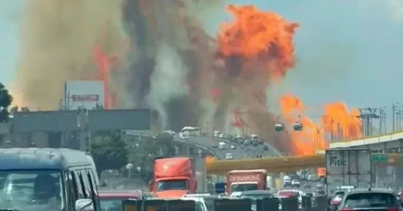 Explosão de caminhão com carga inflamável causa destruição e deixa vítimas na Cidade do México, nesta quinta-feira (11).