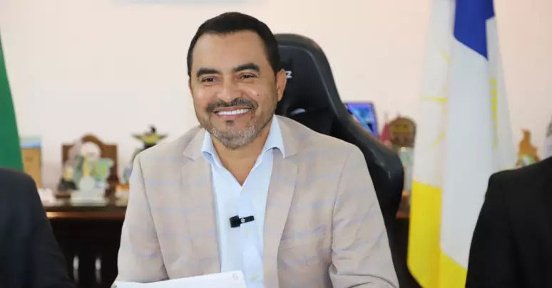 Wanderlei Barbosa é afastado do cargo enquanto PF investiga desvios de cestas básicas durante a pandemia.