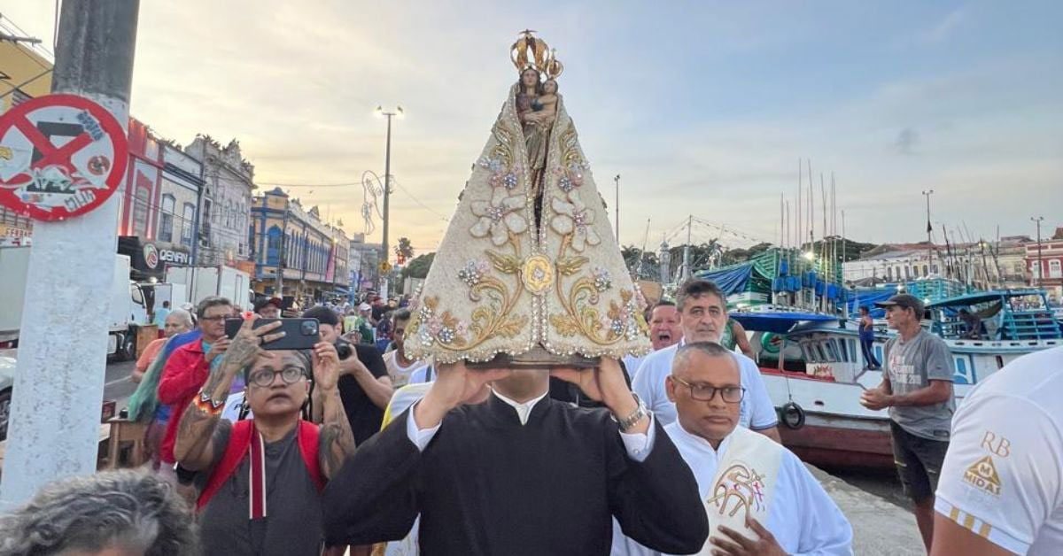A Imagem Peregrina de Nossa Senhora de Nazaré percorreu os mercados do Ver-o-Peso, levando fé e emoção a feirantes e visitantes durante a 12ª edição da tradição.