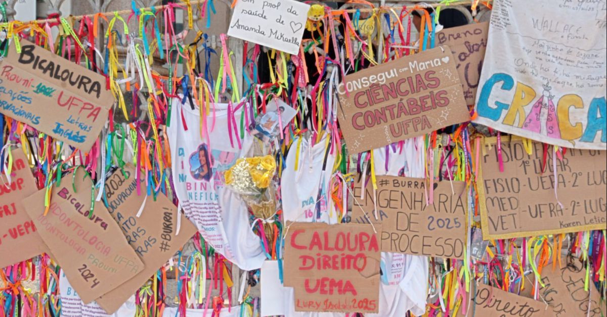 Calouros fixam placas na Basílica em agradecimento pela aprovação no vestibular.