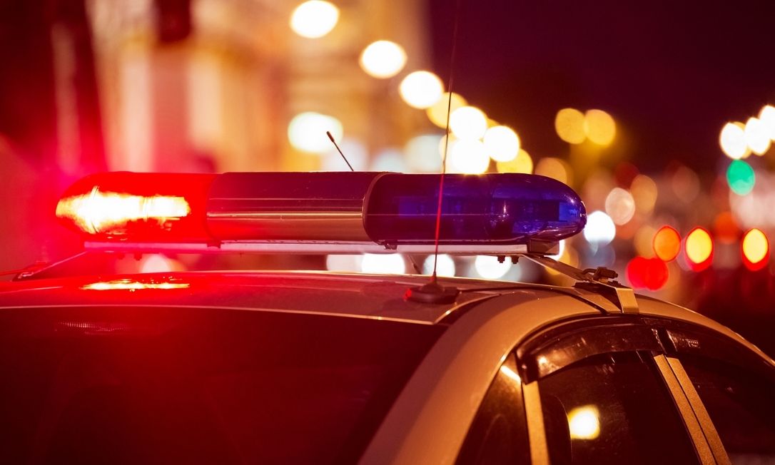 Uma mulher de 46 anos foi encontrada morta em Bragança, Pará. Investigação aponta para feminicídio, com o companheiro como principal suspeito.