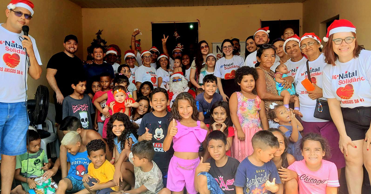 'Amigos da 41' entregam as doações durante uma grande festa solidária de Natal.