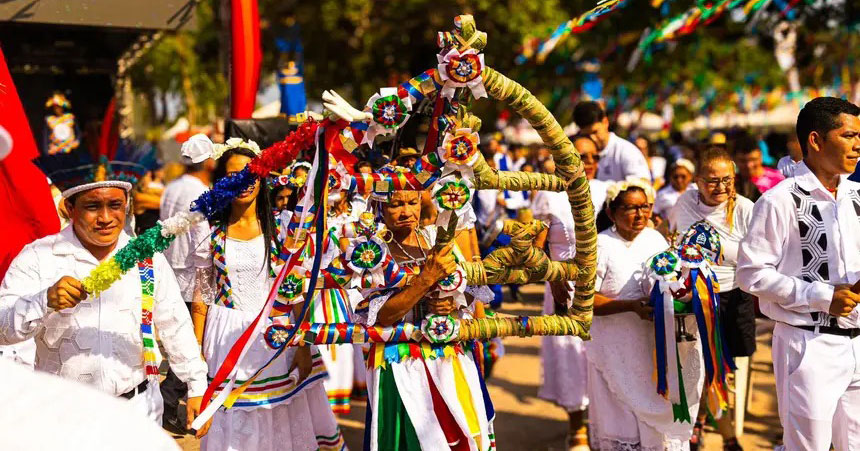 Alter do Chão abre o Sairé 2025 com Ritual de Levantamento dos Mastros