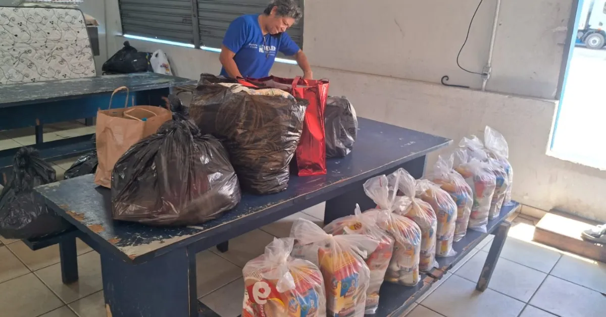 Equipes da Defesa Civil organizam doações na Aldeia Amazônica, em Belém, para atender famílias atingidas pelas chuvas intensas.
