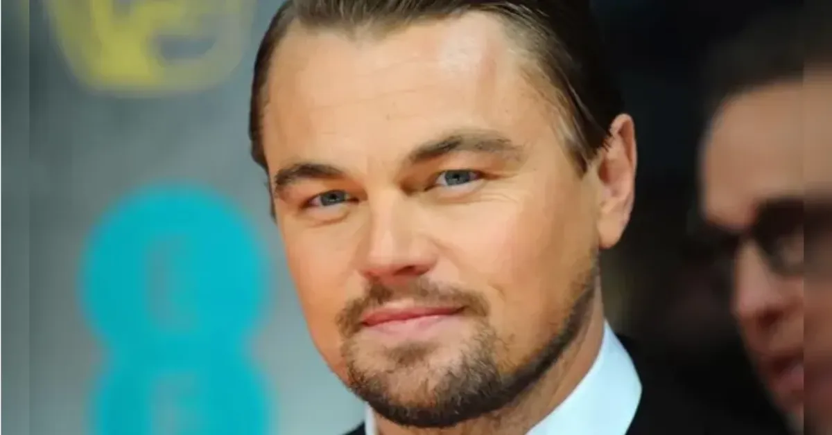 Nikki Glaser no palco do Globo de Ouro 2026, onde fez a piada que posteriormente rendeu uma resposta inusitada de Leonardo DiCaprio.