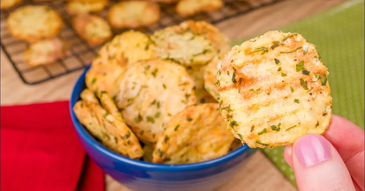 Batata “Ruffles” fitness assada: versão saudável recria crocância do snack tradicional sem fritura e com temperos naturais