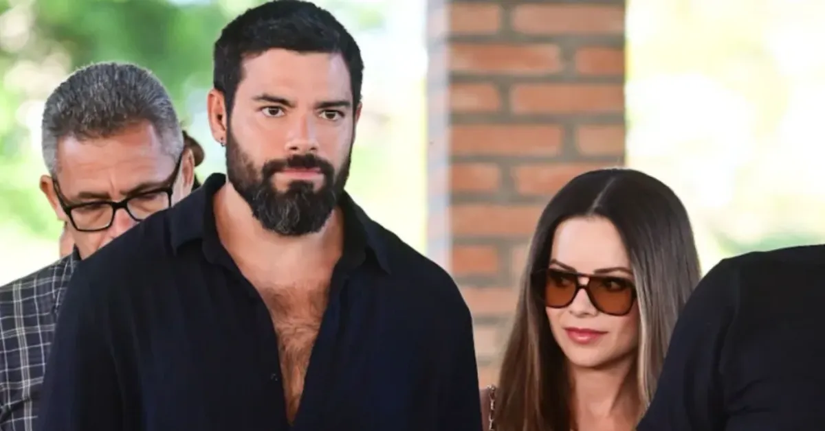 Sandy faz rara aparição ao lado do namorado, o médico Pedro Andrade.